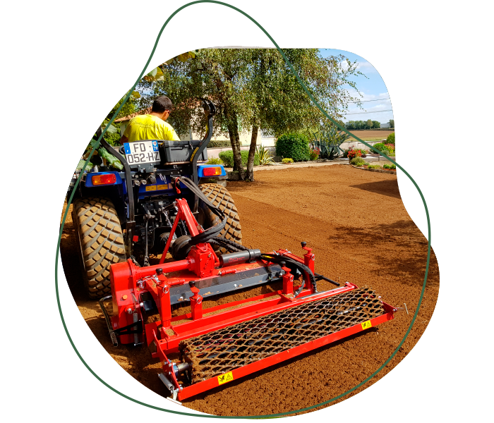 Préparation du sol avec tracteur pour engazonnement et création de pelouse par Jardins du Moulin
