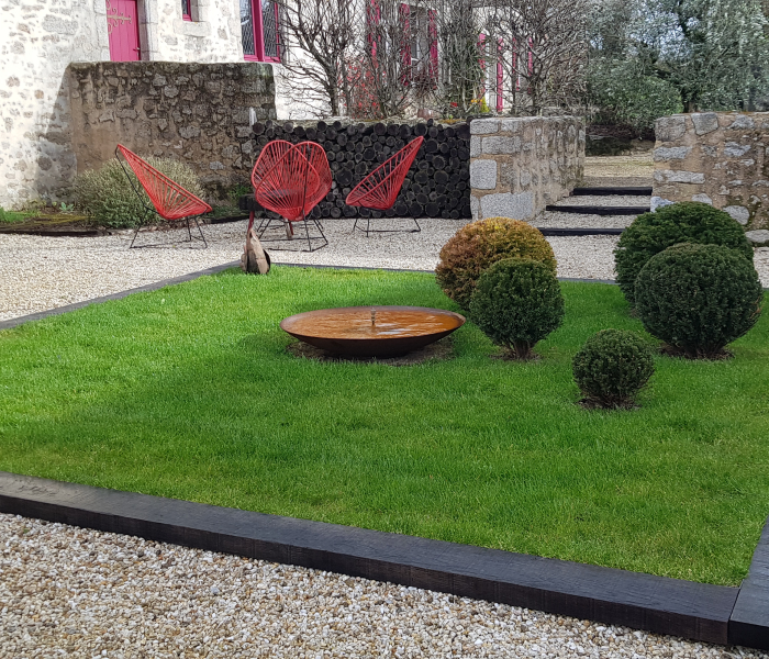 Création de jardin paysager avec gazon, arbustes et aménagement extérieur par Jardins du Moulin