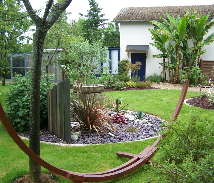 Aménagement de jardin avec espace vert, massif paysager et végétation décorative pour extérieur soigné