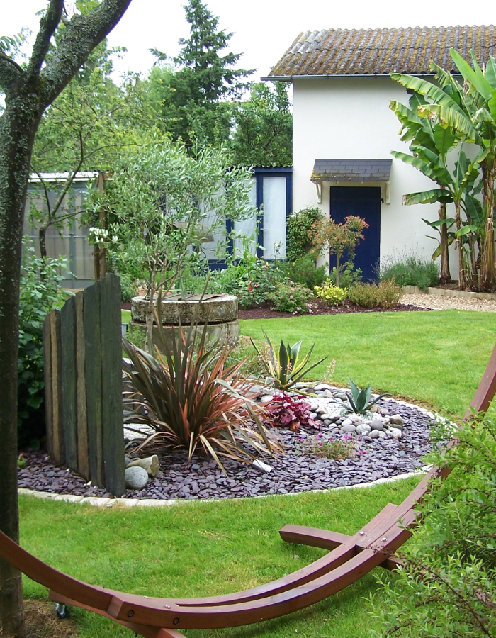 Aménagement paysager avec pelouse et massif fleuri