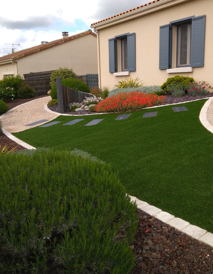 Création de jardin avec pelouse, massif minéral et plantations décoratives par Jardins du Moulin